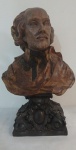 Escultura em resina italiana representando busto de personalidade. Base com rico guilhochê. Med.: 31 X 19