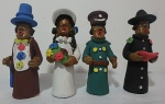 Quatro estatueta feitas artesanalmente em argila , senhores e senhoras representando casamento de matuto - 10 cm