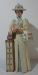 Espetacular  esculturas de Coleção em biscuit policromado representando damas antigas, edição comemorativa da Avon (troféu Clube das Estrelas. Troféu Mrs. Albee 2002) med. 25 cm.