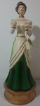 Espetacular  esculturas de Coleção em biscuit policromado representando damas antigas, edição comemorativa da Avon (troféu Clube das Estrelas 2010) med. 30 cm.