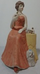 Espetacular  esculturas de Coleção em biscuit policromado representando damas antigas, edição comemorativa da Avon (troféu Mrs. Albee 2008) med. 20 cm.