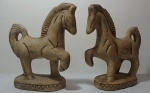 Par de estatuetas antigas representando cavalos, estuque patinado. Alt. 21cm