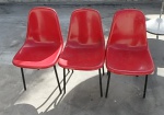 Quatro (4) cadeiras em fibra de vidro com estrutura de ferro na cor vermelha. Em bom estado;