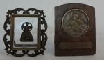 Duas  placas com motivos religiosos,  em metal aplicado com imagens de Nosso Senhor, e outra com o Sagrado Coração de Jesus, .Medindo aprox. 6 cm e 7cm.