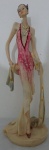 Linda Mulher no estilo italiana em resina (noite rosa) medindo 37,5 cm de altura x 11 cm de diâmetro