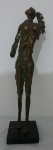 Escultura em bronze, figura feminina, com base em granito preto 38cm
