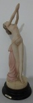 Linda Escultura Mulher no estilo italiana em resina , corpo desnudo com cota de pano pendurado na cintura, medindo 37,5 cm de altura x 13 cm de diâmetro.
