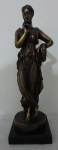 Dançarina, segundo original de Canova, estatueta em bronze muito bem executada, representando jovem com coroa de flores.medindo 33 cm x 12 cm.