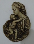 Linda Imagem de parede em resina de senhora acalantando criança nos braços. Med. 17cm x 12cm