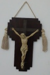 Arte sacra - Crucifixo em madeira com imagem em resina ao centro (imagem apresenta pequenos bicados) med. 44 x 27 cms