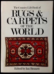 The Country Life Book of Rugs e Carpets of the World. Edited by Ian Bennett. 352 p. Capa dura com sobrecapa e protegido por caixa, com diversas imagens p/b e coloridas. 34 x 25 cm. Marcas de uso. No estado.