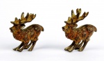 Miniatura. Par de lindas esculturas em miniatura de bronze austríaco representadas por "Renas". 2,7 cm e 2,5 cm. Desgastes. No estado.