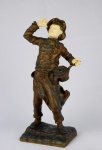 Escultura francesa de bronze e marfim representando "jovem cozinheiro", assinada "Rousseau". 29 cm. Marcas de uso. No estado.