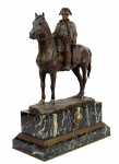 Grupo escultórico de bronze francês representado por "Napoleão", assinado "Pinedo". 40 x 28 x 5,5 cm. Marcas de uso. lasca na base. No estado.