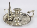 Palmatória em prata inglesa com apagador de vela original faltando haste, com data de 1757 gravada na peça. 7 x 15 cm de diâmetro.