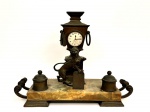 CFB15-LINDO TINTEIRO COM RELÓGIO E ESCULTURA DE LEÃO EM BRONZE, SOB BASE DE METAL EM PEDRA ALABASTRO