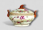 Sopeira em porcelana chinesa da Cia das Índias , pasta dura , decoração padrão da família rosa , séc XVIII. Med. 32 x 23 x 17 cm alt