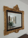 Belíssimo espelho francês com moldura em madeira e estuque dourado . Med. 94 x 99 cm