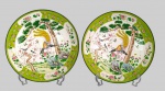 Par de elegantes medalhões chineses em esmalte com aves e flores. China séc XIX. Med. 36 cm diam (apresenta pequenas faltas no verso).