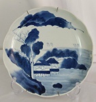 Medalhão em porcelana japonesa "Old Imari", decoração azul e branco com paisagem , Japão séc XIX. Med. 30 cm diam