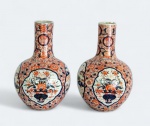 Par de excepcionais bilhas em porcelana japonesa , decoração padrão Imari . Apresenta pequeno defeito em uma das bordas. Med. 39 cm alt.