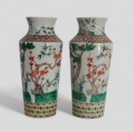 Par de belos vasos em porcelana chinesa , decorado com árvores típicas , marcas no fundo. Med. 26 cm alt.