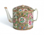 Bule em porcelana chinesa , decoração padrão Mandarim , séc XIX, apresenta sêlo da coleção Amauri Marques. Med. 13 x 20 cm