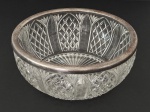 Bowl em cristal finamente lapidado com borda em metal espessurado a prata. Med. 22 cm diam x 9 cm alt
