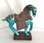 Belíssima escultura em terracota chinesa , representando cavalo. Med. 36 x 36 cm alt e 15 x 15 cm (base)