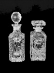 Lote de duas garrafas em cristal lapidado de forma quadrada com marcadores de bebida , Porto e Cognac . Med. 24 cm alt