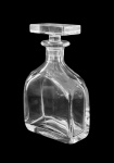Bela garrafa em cristal europeu facetado . Med, 22 cm alt e 13 x 6,5 cm (base)