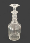 Garrafa em cristal , corpo facetado e pescoço com argolas, tampa não original. Med. 26 cm alt