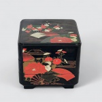 Porta jóias japonês em laca negra com pinturas. Med. 20 x 20 x 20 cm alt