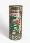 Excepcional bengaleiro em porcelana chinesa , ricamente decorado com aves e folhagens . Med. 60 cm alt