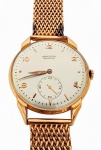 UNIVERSAL GENEVE : Relógio de pulso masculino em ouro 18 K , movimento manual , pulseira original em malha de ouro 18 k , mostrador perolado , numerais em algarismos arábicos , funções hora, minuto e segundo, numeração 90634911280, revisado , funcionando perfeitamente . Peso bruto 57,7 gr . Med. 3,5 cm diam (caixa) e 19 cm (pulseira )