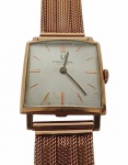 UNIVERSAL GENEVE : Relógio de pulso masculino em ouro 18 K , movimento manual , pulseira original em malha de ouro 18 k , mostrador perolado , numerais em barras,  numeração 1995742 188321, revisado , funcionando perfeitamente . Peso bruto 37,7 gr . Med. 2,5 x 2,5 cm (caixa) e 17,5 cm (pulseira )