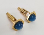 Par de abotoaduras em ouro amarelo 16 k com pedras azuis . Peso. 10,8 gr Med. 3 cm