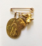 Broche alfinete em ouro amarelo 14 k com pingentes. Peso. 6 gr Med. 3 x 3 cm