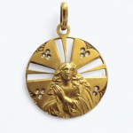 Medalha N. Sra em ouro amarelo 18 k . Peso 3,3 gr Med. 3 x 2 cm