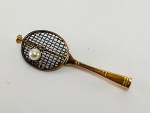 Broche raquete de tenis em ouro amarelo 18 k e pérola . Peso 2,1 gr Med.4 x 1,2 cm