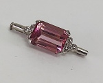Broche em ouro branco 18 k com turmalina rosa e diamantes . Peso total. 2,9 gr Med. 2,5 cm