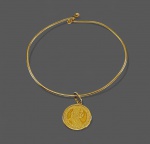 Pulseira em ouro amarelo 18 k com pingente moeda austríaca em ouro 917. Peso total. 2,5 gr Med. 5,1 cm (medida interna pulseira) e 1,3 cm diam (moeda)
