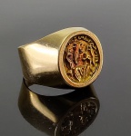 Anel em ouro amarelo 16 k . Peso 4,5 gr Aro 14