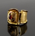 Anel em ouro amarelo 18 k com turmalina rosa cabochon. Peso 6 gr Aro 14