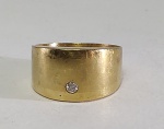Anel em ouro amarelo 14 k com diamante. Peso 2,6 gr Aro 8