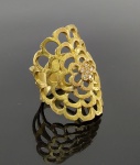 Belíssimo anel em ouro amarelo 18 k com diamantes em moderno design. Peso 11,8 gr Aro 18