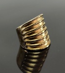 Anel em ouro amarelo 14k em moderno design. Peso 16,8 gr Aro 21