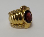 Anel em ouro amarelo 18k com granada e diamantes . Peso 11,3 gr Aro 14