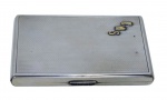 Cigarreira em prata de lei , contrastada , finamente guilhochada , comas iniciais CMS em ouro. Peso 188 gr . Med. 12 x 8 cm