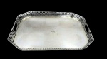 Bandeja em prata portuguesa contraste águia , 833 , com grades vazadas. Peso 1064 gr Med. 33 x 23 cm